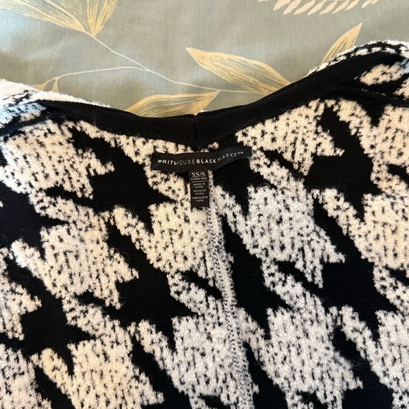 White House Black Market Monochrome Patterned Cardigan - Picture 7 of 9
